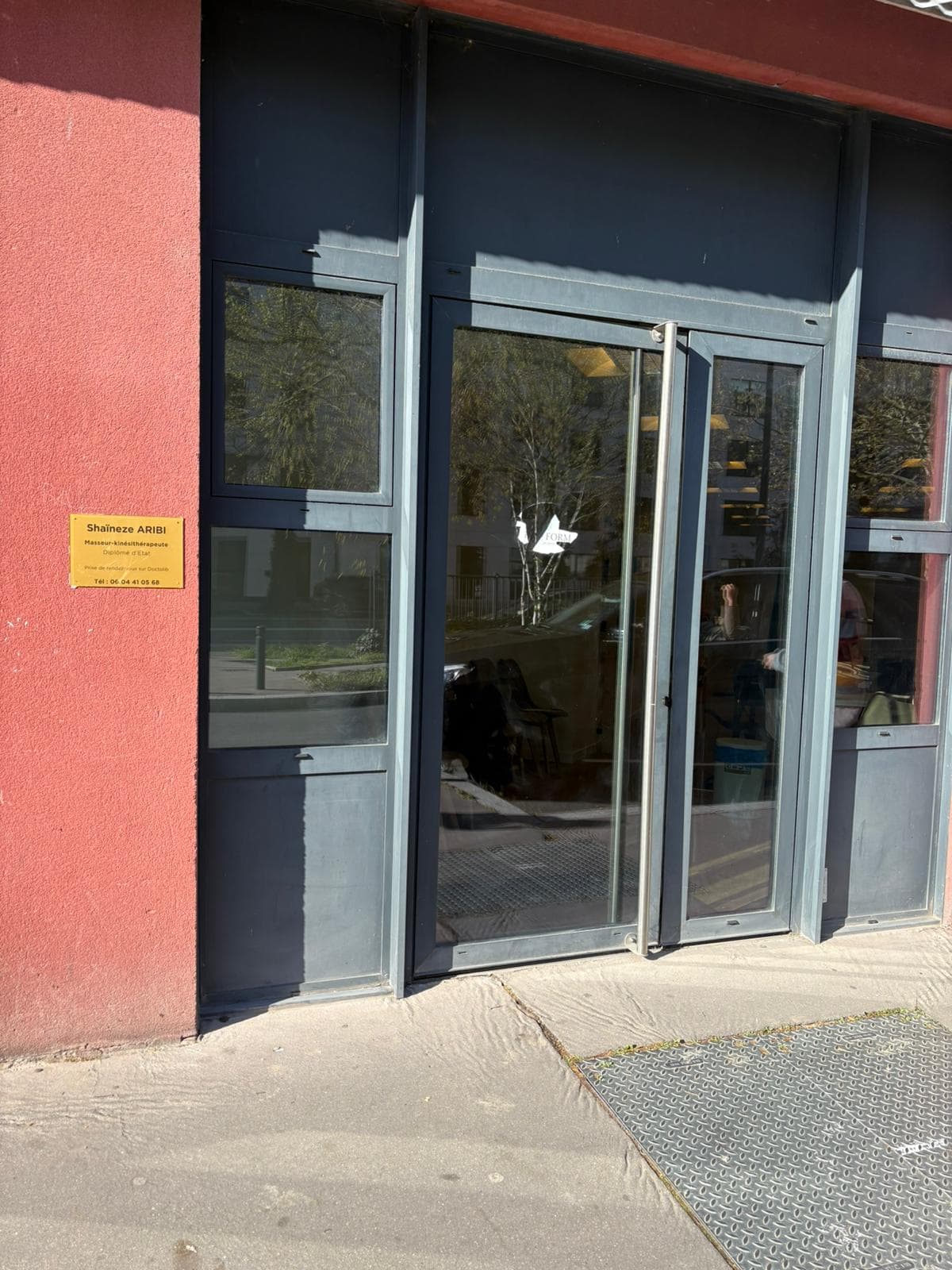 Entrée du cabinet de Shaïneze Aribi avec plaque professionnelle, accès direct depuis la rue